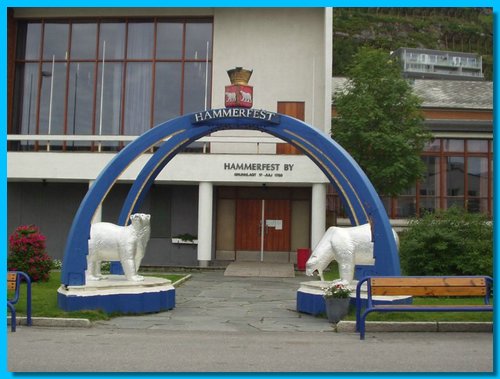 79 Jaameren portti Hammerfestin raatihuoneen edessa.jpg