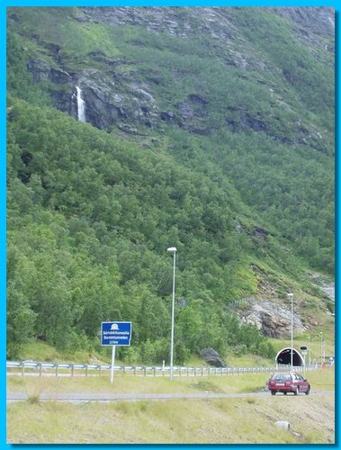 99 Tunneli lapi vuoren.jpg